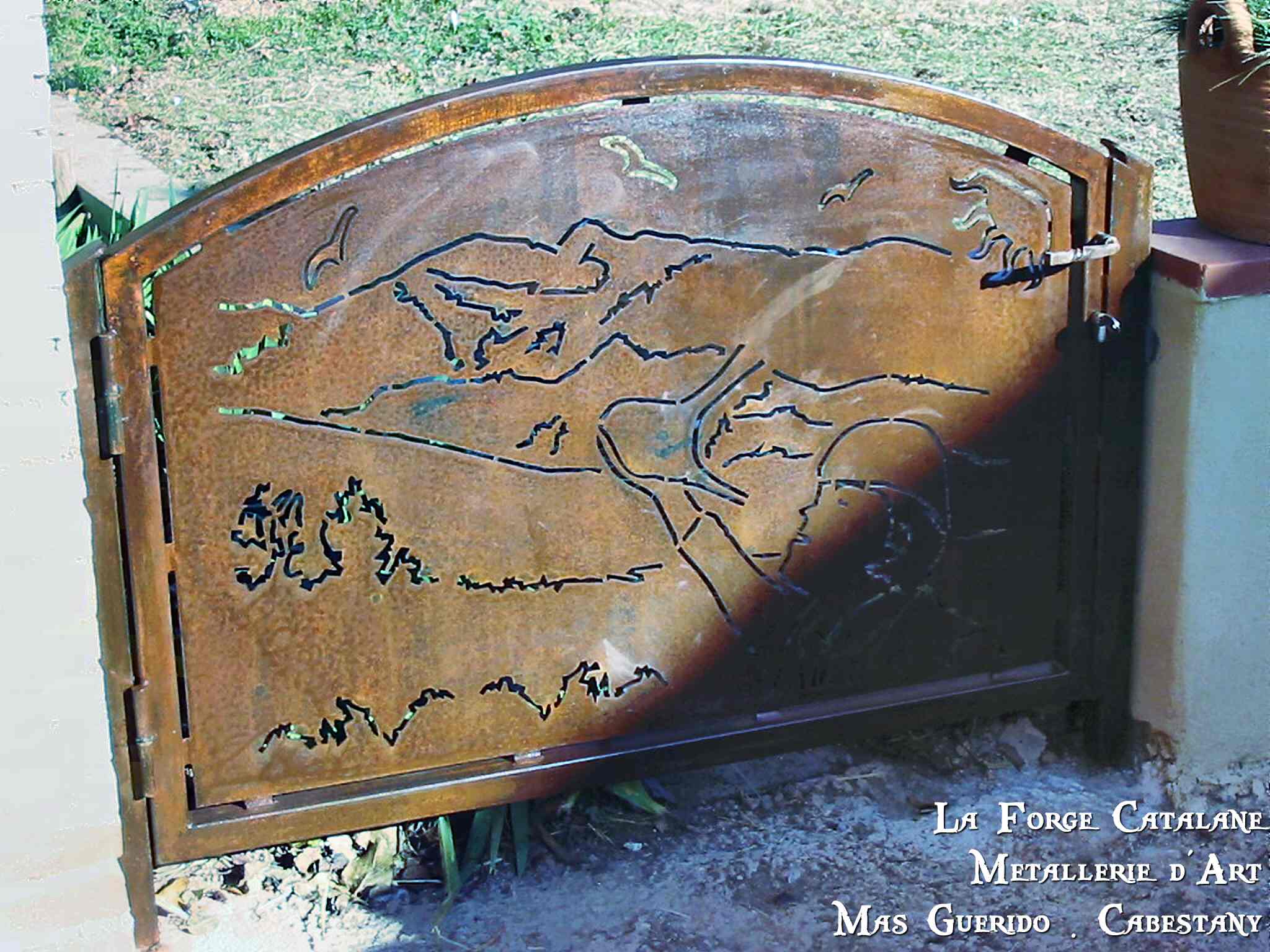 Portillon tole decoupe laser motif personnalise canigou rouille  forge catalane.jpg